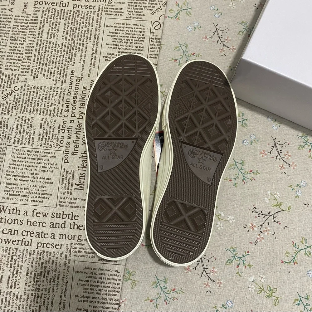Comme des Garcons PLAY x Converse Low Top Sneakers - Picture 9 of 10